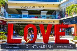 playa del carmen quintana roo mexico 2021 rojo amor letras firmar símbolo en playa del carmen México. foto