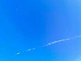 cielo azul con estelas químicas químicas nubes cúmulos ondas escalares cielo. foto