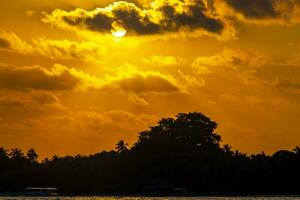 kuramathi Maldivas tropical paraíso isla puesta de sol ver desde rasdhoo. foto