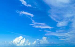 cielo azul con estelas químicas químicas nubes cúmulos ondas escalares cielo. foto