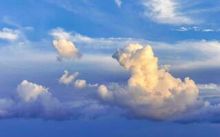 cielo azul con hermosas nubes en un día soleado en México. foto