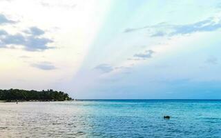 playa caribeña tropical agua clara turquesa playa del carmen méxico. foto