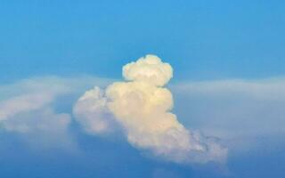 Formación de nubes explosivas cúmulos en el cielo de México. foto