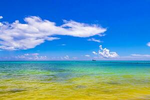 playa caribeña tropical agua clara turquesa playa del carmen méxico. foto