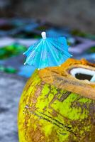 Coco a bebida con Paja y pequeño paraguas en México. foto