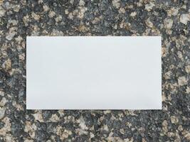 blanco papel tarjeta en Roca pared antecedentes foto