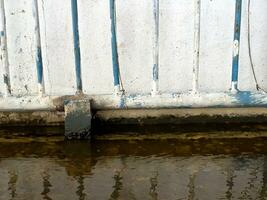 metal portón a el muelle con agua inundar foto