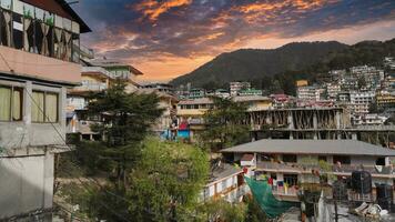 mcleod Ganj, dramático cielo y Orando banderas, Dharamsala, India foto