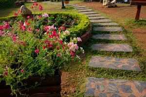 idea de Roca y cemento loseta diseño para pavimentación pasarela en el jardín. diseño y decorativo jardín. foto