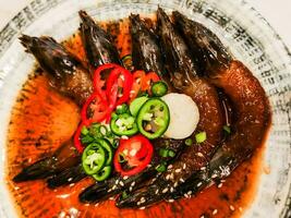 coreano salado camarón es en un plato Listo a comer. salado camarón son camarón ese son Preservado por agregando sal y vinagre, dando ellos un único salado y picante sabor. foto