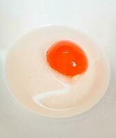 crudo salado huevo en un blanco bol. esta salado huevo es hecho desde Pato huevos. el huevo ropa blanca son claro y el yemas son brillante, y el huevo yemas son hermosa y Mira delicioso. foto