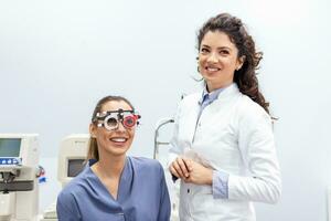 optometristas cambios lentes en juicio marco a examinar el visión de joven mujer paciente visión a oftalmología clínica, selectivo atención foto
