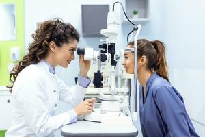 ojo médico con hembra paciente durante un examen en moderno clínica. oftalmólogo es utilizando especial médico equipo para ojo salud ahorro y mejorando. foto