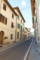 un calle con casas en italiano ciudad en el región de toscana - Regello foto