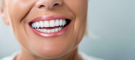 generativo ai, mayor mujer boca o dientes sonriente, higiene o dental limpieza cosmético Servicio foto