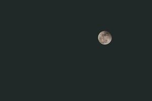 hermosa Luna en el noche cielo. foto