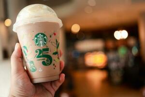 bangkok, Tailandia - octubre dieciséis, 2023 Starbucks con hielo moca con azotado crema, diseñado taza en el 25 aniversario. foto
