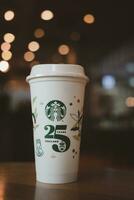 bangkok, Tailandia - octubre dieciséis, 2023 edición limitada Starbucks reutilizable taza con un especial 25 aniversario diseño. foto