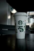 bangkok, Tailandia - octubre dieciséis, 2023 edición limitada Starbucks reutilizable taza con un especial 25 aniversario diseño. foto