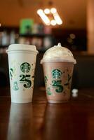 bangkok, Tailandia - octubre dieciséis, 2023 Starbucks con hielo moca y caliente café en reutilizable taza el 25 aniversario. foto