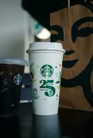 bangkok, Tailandia - octubre dieciséis, 2023 25 aniversario, Starbucks tailandia, obtener 1 gratis cuando adquisitivo ninguna tipo de bebida. foto