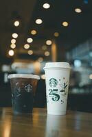 bangkok, Tailandia - octubre 17, 2023 reutilizable taza 25 aniversario, Starbucks tailandia edición limitada foto