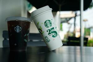 bangkok, Tailandia - octubre dieciséis, 2023 25 aniversario, Starbucks tailandia, obtener 1 gratis cuando adquisitivo ninguna tipo de bebida. foto