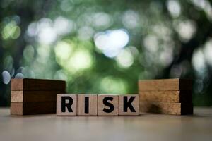 bloques con el palabra riesgo. el concepto de reduciendo posible riesgos seguro, estabilidad apoyo. foto