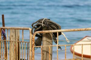 grueso cáñamo cuerda en el muelle en el puerto marítimo. foto