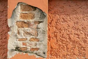 Broken walls and column. Pillar that are broken. cracked concrete pillar. photo