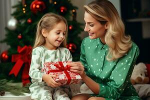 mamá y niño abierto un regalo para Navidad, verde antecedentes ai generado foto