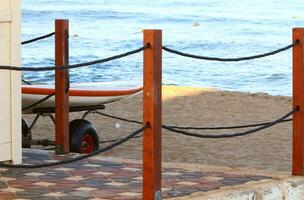 grueso cáñamo cuerda en el muelle en el puerto marítimo. foto