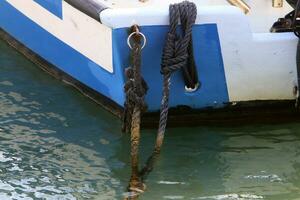 grueso cáñamo cuerda en el muelle en el puerto marítimo. foto