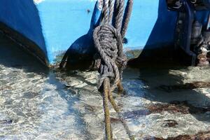 grueso cáñamo cuerda en el muelle en el puerto marítimo. foto