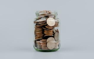 ahorro monedas en un vaso tarro dinero ahorro concepto Finanzas y bancario, mutuo fondos, dinero en efectivo, efectivo fluir, ingreso, salarios, inversiones, financiero crecimiento y inversión. foto