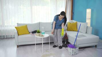 Reinigung im das schmutzig Haus. video