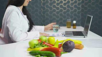 das Ernährungsberater erklärt das online gesund Essen Programm. video