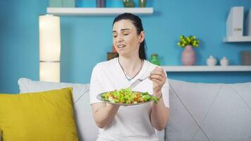 das Dieter bekommt müde von Essen Salat. ein Person kämpfen mit ein Diät. video