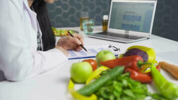 recherche diététicien. examine des légumes et prend Remarques. video