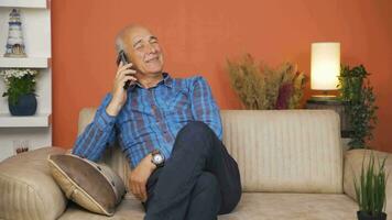 uomo parlando su il Telefono con un' contento espressione. video