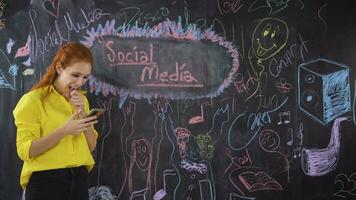 joven mujer escritura surf social medios de comunicación en pizarra. video