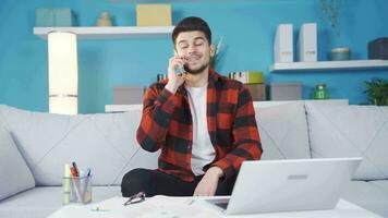 contento carismático joven hombre hablando en el teléfono con su novia. video