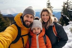 contento familia, padre, madre y hijo selfie juntos mientras excursionismo en invierno alto pico montañas. familia actividad disfrutando a viaje juntos. generativo ai. foto