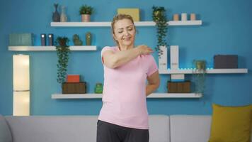 kvinna håller på med ärm träning. wellness på Hem, kondition. video