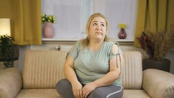 Fettleibigkeit Frau nachdenklich im Langeweile. video