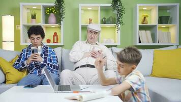 de opa wie had een hart aanval en zijn twee hulpeloos kleinkinderen. video