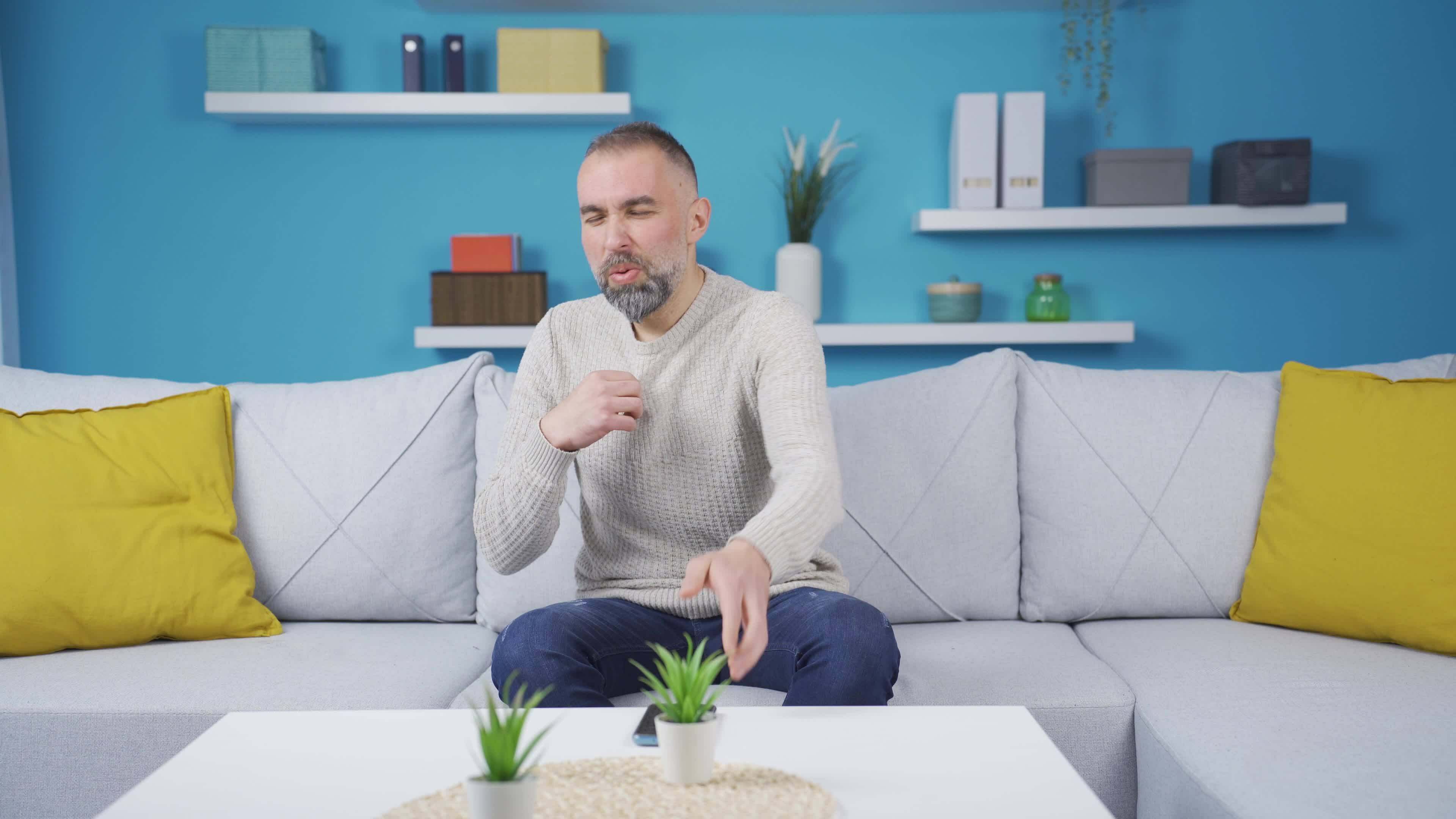 el hombre quien es sofocante desde el calor a hogar. 33057652 Vídeo de
