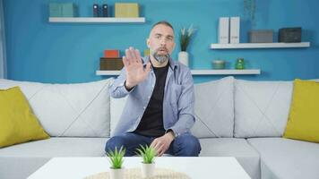 de man vem lyssnar till de Nyheter nyfiket gör inte tycka om den och gör inte vilja Det. video