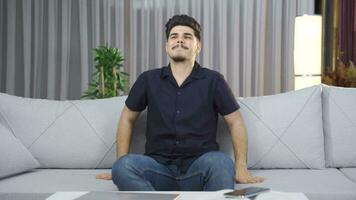 giovane uomo fare respirazione meditazione. video