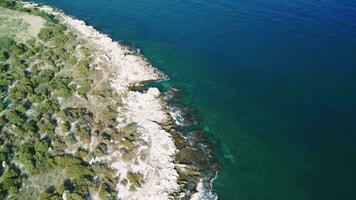 aérien vue de falaises suivi lentement à mer à rocheux plage. 4k drone vidéo. video